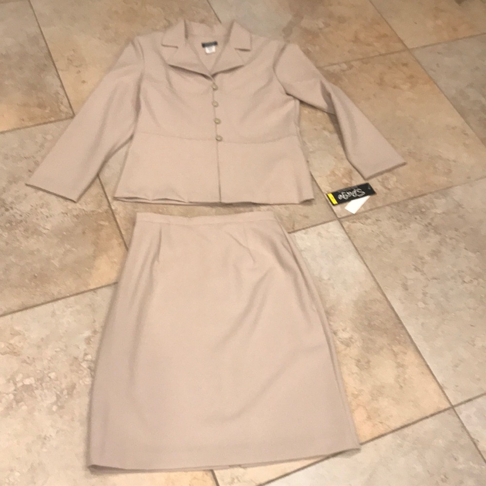 Spago Brand New 2 Pic Set  Jacket and Skirt size 8